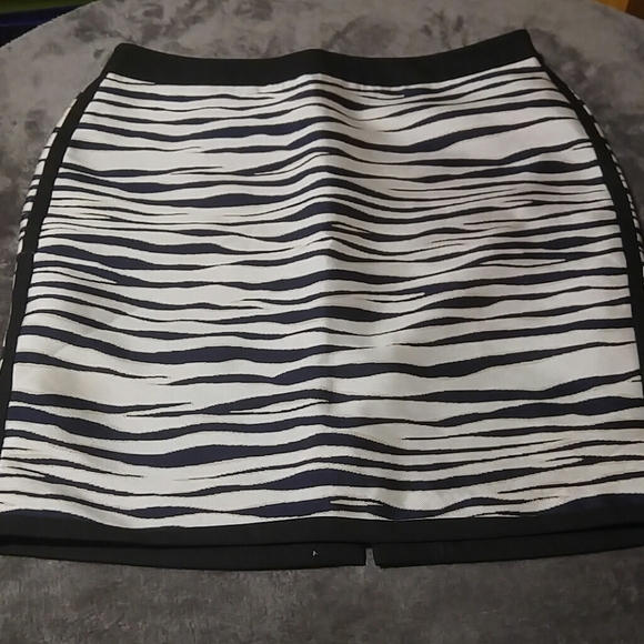 Ann Taylor ZEBRA JACQUARD PENCIL SKIRT SIZE 12P - Picture 2 of 6